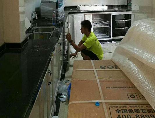 鋁師傅全鋁家居白色整體櫥柜安裝現(xiàn)場圖片